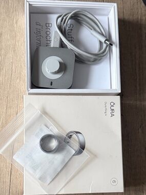 Oura ring 4 Silver - with the Magnetic Charger